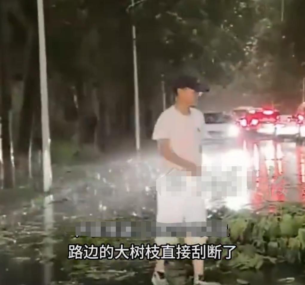 雨天的街头，车流突然放缓，到底发生了什么？6月28日的太原，给出了最温柔的答案。