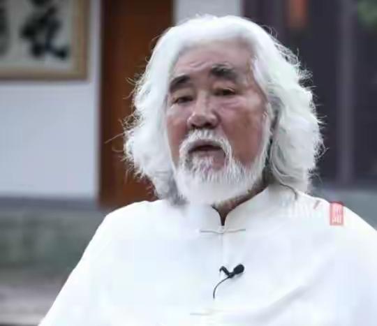 张纪中，遇到了两件烦心事。

75岁的张纪中导演，头发胡子花白，被自己的孩子问到