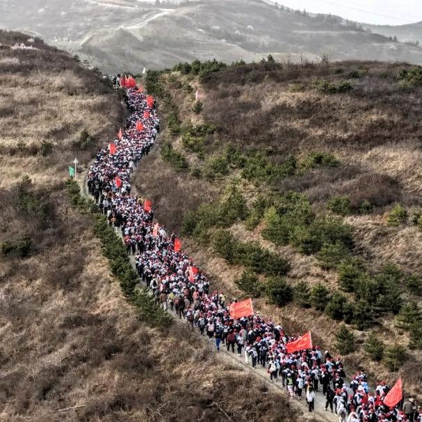一万里黄土，在等。
三百个春天，在等。
等一行
崭新的
脚印，叩醒
沉睡的姓名。