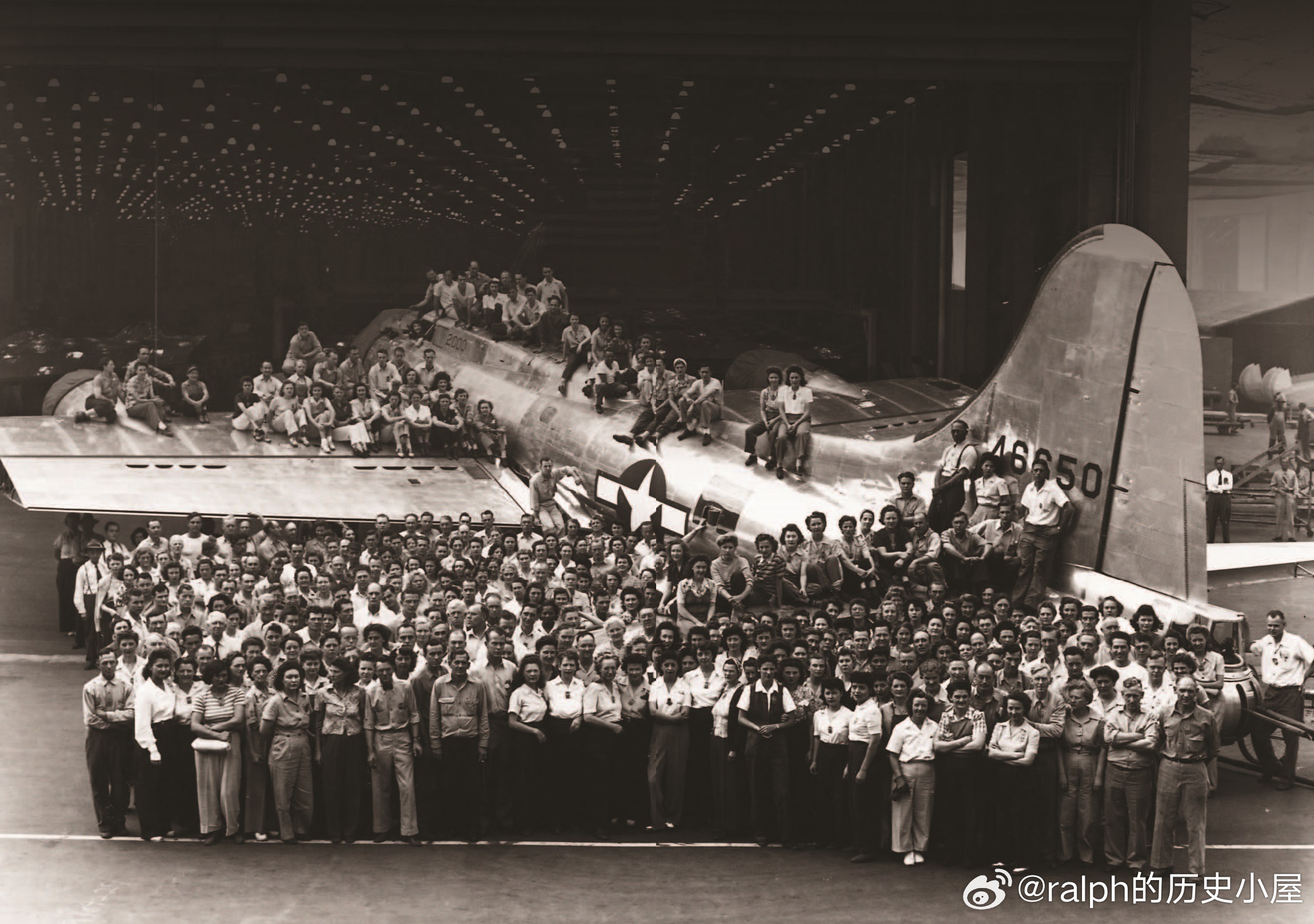 1944年道格拉斯公司位于加利福尼亚州长滩市厂房内的主生产机库前，部分完工的B-