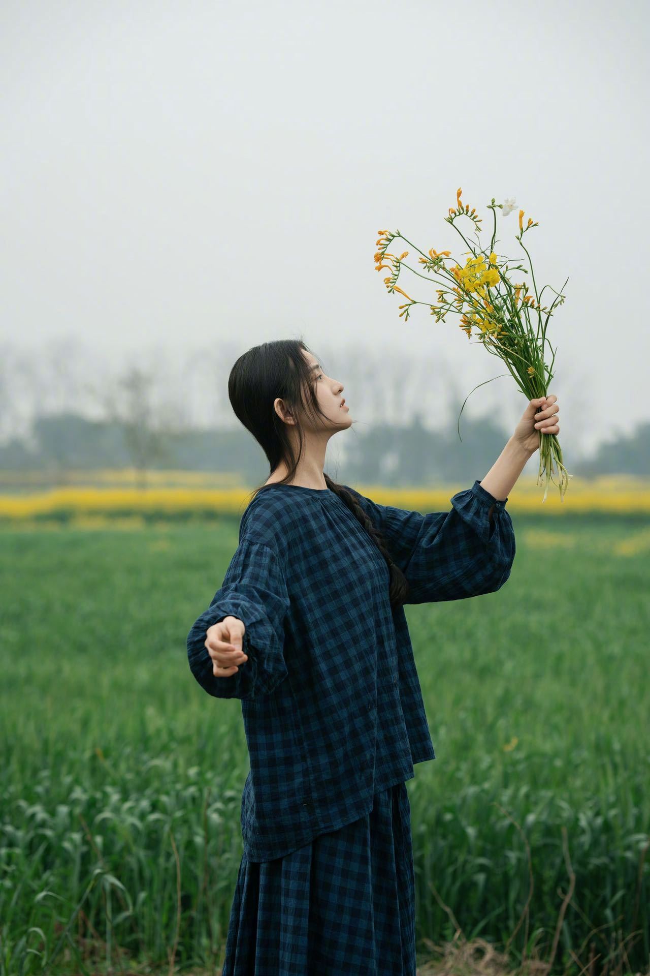 🧩近期日常plog~穿深色系闯入花海是种什么体验[酷]直接在油菜花田里拍出了电