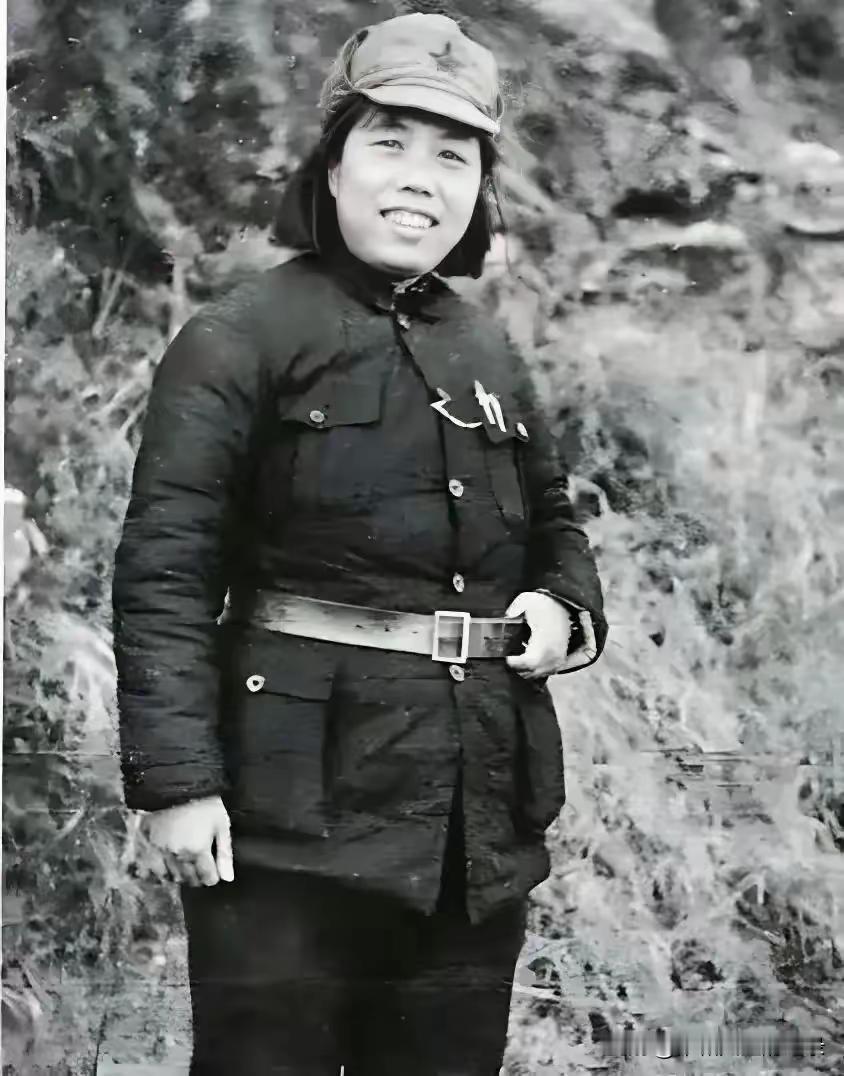 看这位戎装素裹女红军，大家一眼就能认出她来。

她头戴军帽，身穿军服，左手扣在腰