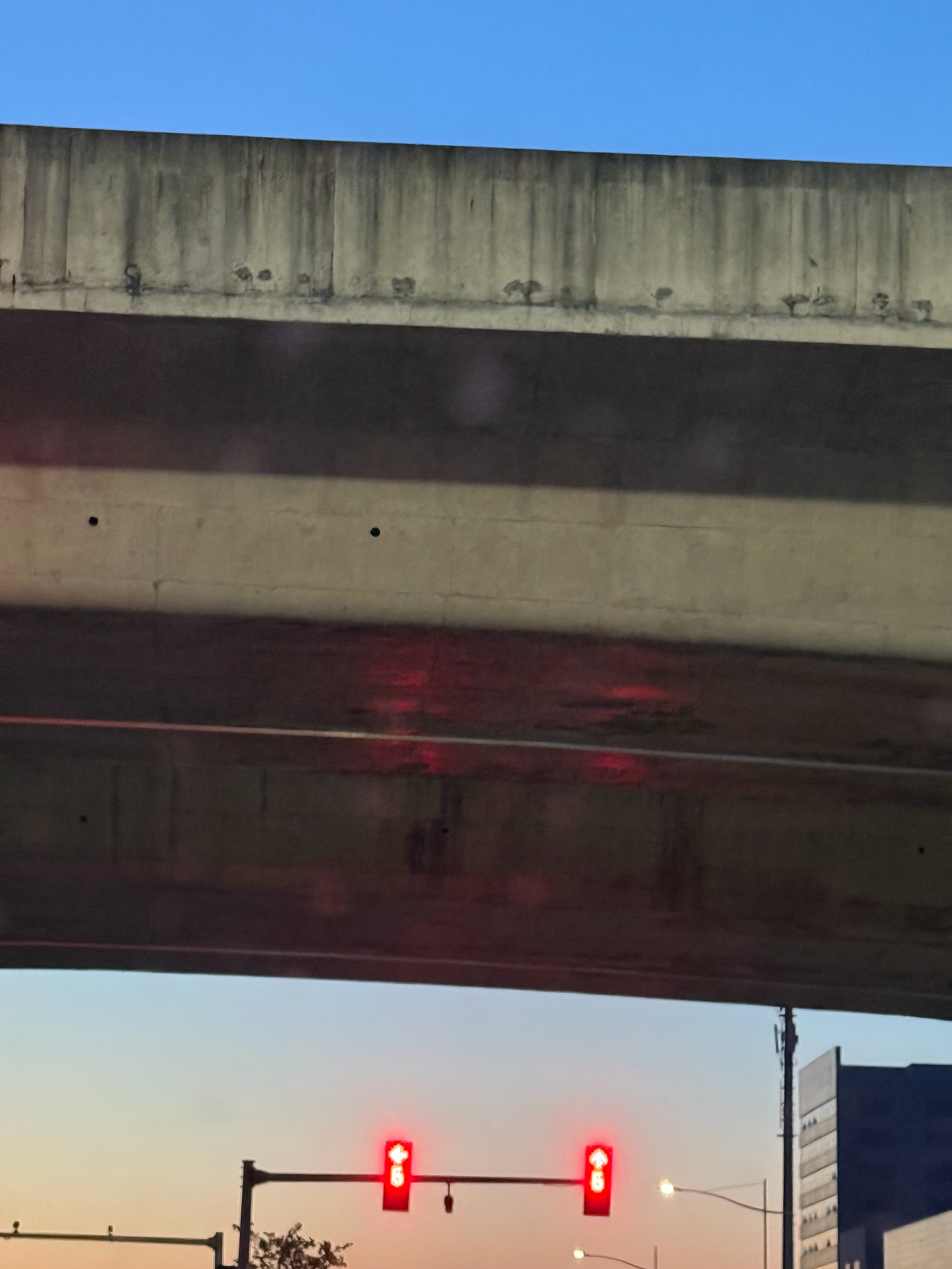 天色未亮，街巷尚静，归队的路空旷寂寥。警徽无假日，护佑万家安。 