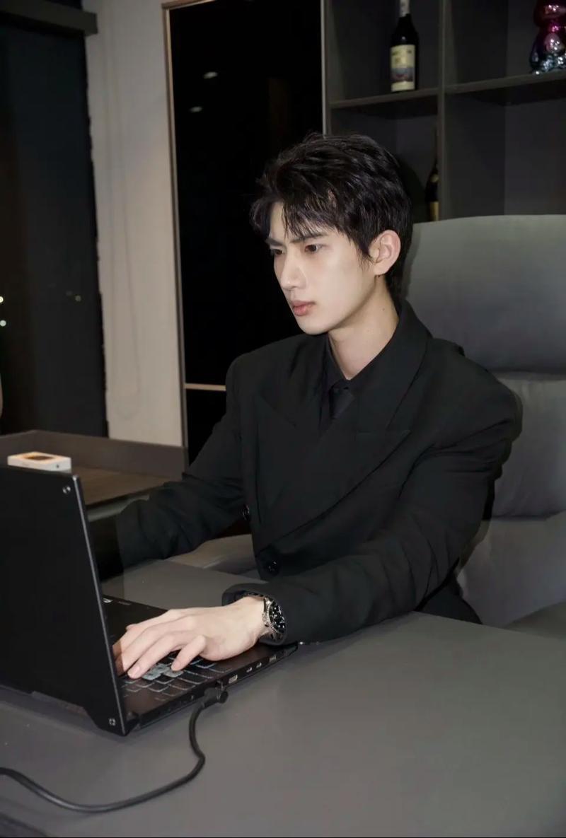 富二代恋上经理，涉千万资金纠纷引爆企业惊天内斗！

王亮是本市一家知名企业的富二