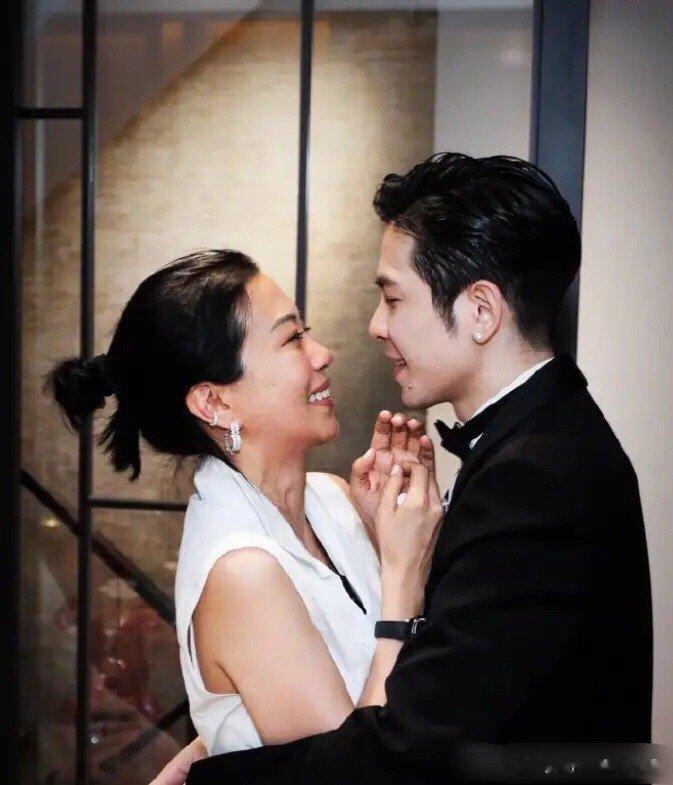 #向太叫林有慧媳妇儿#萧敬腾迎娶娇妻了，除了粉丝激动，干妈向太也十分开心。向太转