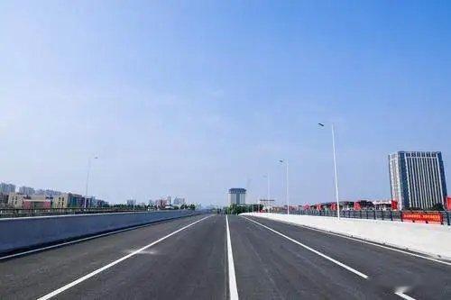 七里河前程大道桥正式通车 6月16日，郑州七里河前程大道桥正式通车。该桥历时14