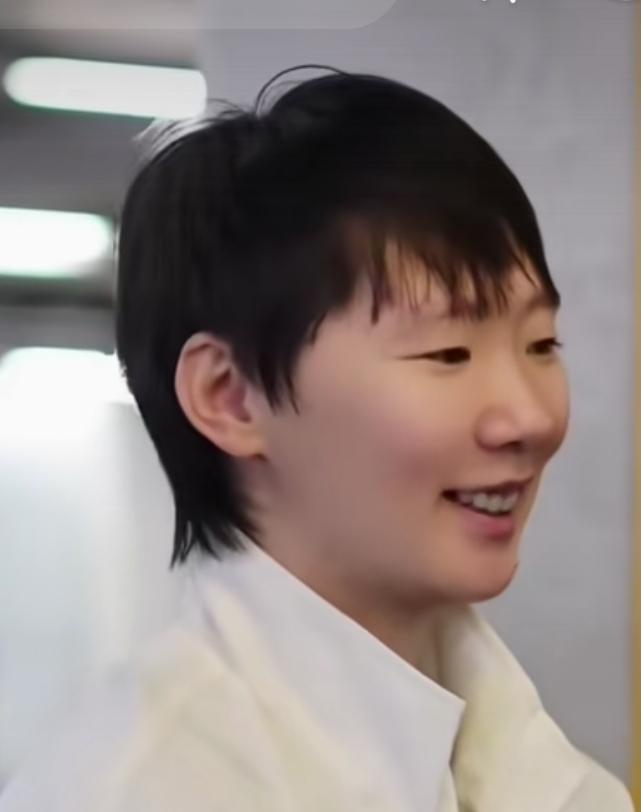 暴力曼昱上线
3:0横扫
瑞典名将卡尔伯格
第二局
打出了11:0的比分

曼昱