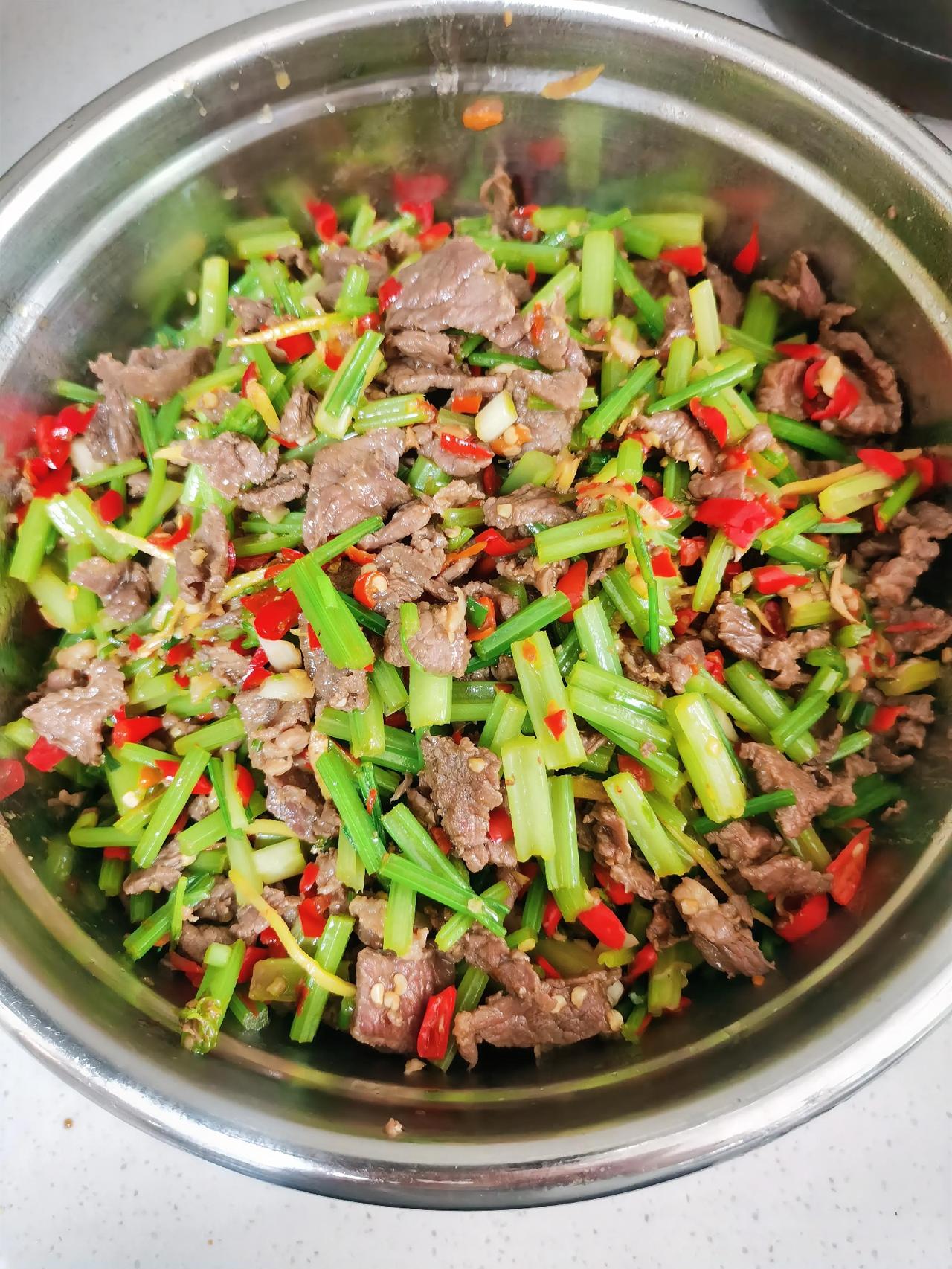 食堂家常菜谱：
芹菜炒牛肉
猪肉炒有机花菜
玉米红萝卜骨头汤。


大半生过去了