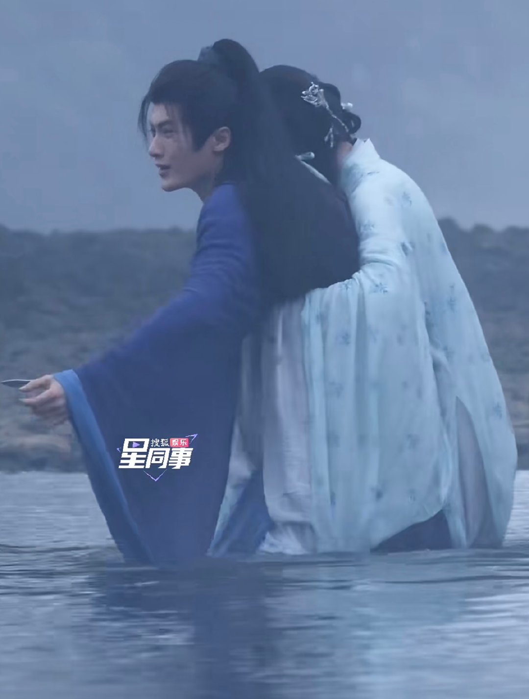 檀健次卢昱晓何不同舟渡水中背后抱檀健次卢昱晓水中背后抱路透  wow 檀健次卢昱