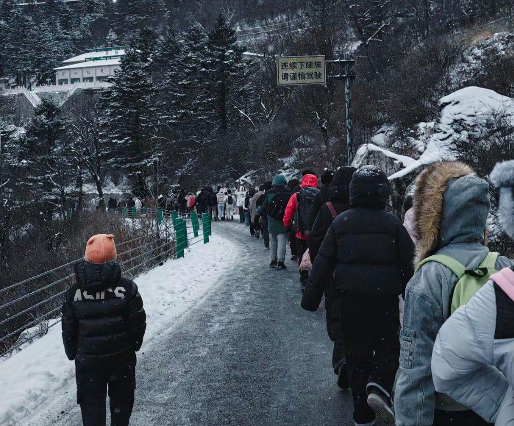 数百名游客夜晚滞留太白山景区数小时，气温低至零下十几度，当地