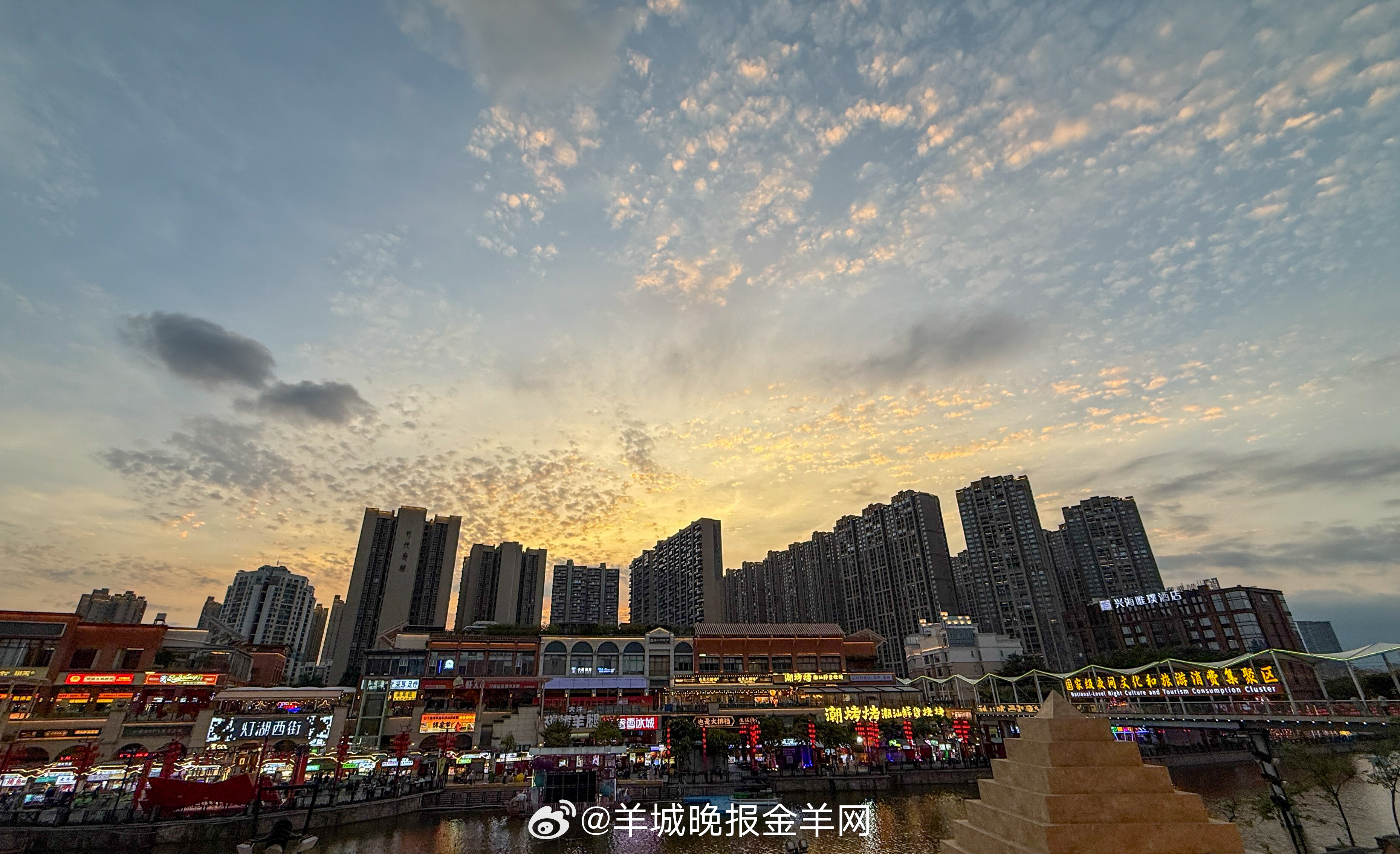 #早安#天光从云缝里漏下来，一丝一丝的，像谁在慢慢拆一封远方的信。窗外的树叶被风