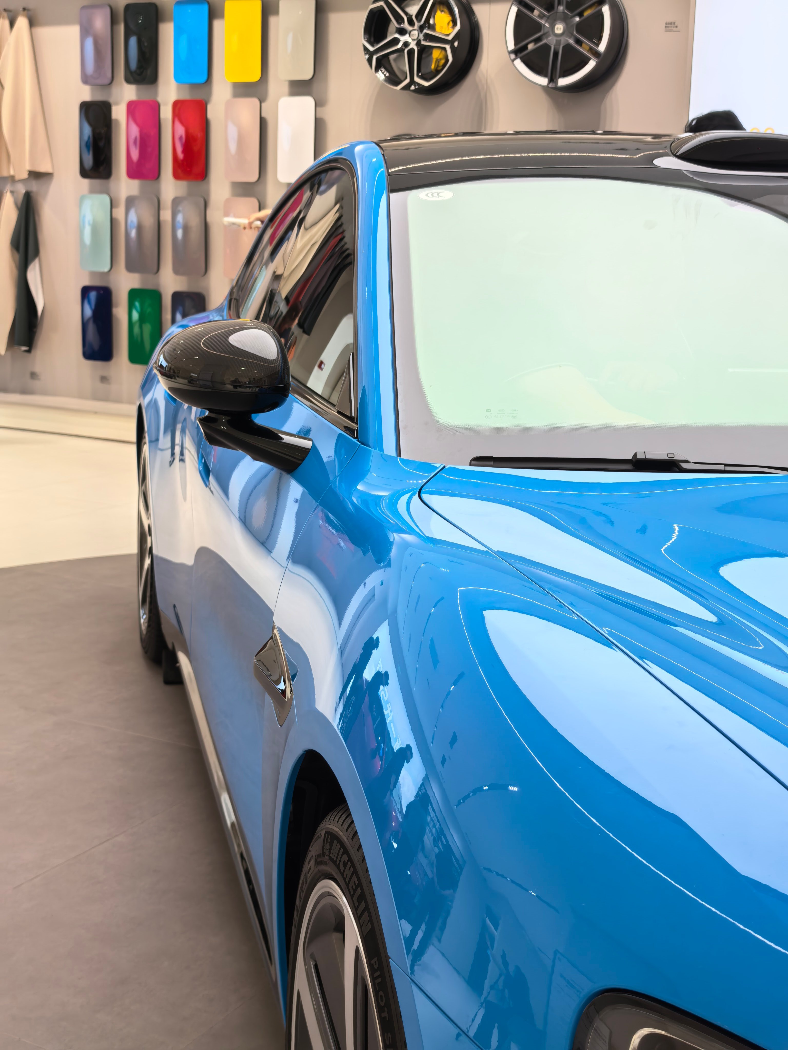 小米汽车回应为何不公布大定数字 我今晚去小米之家体验店拍的卡布里蓝的小米SU7 