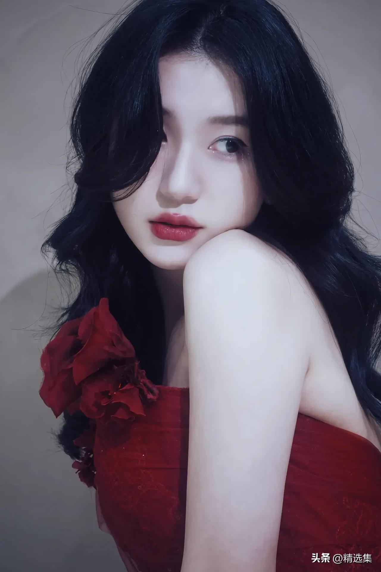 漂亮女性符合“健康、年轻、有活力”的审美标准，自然容易被关注。