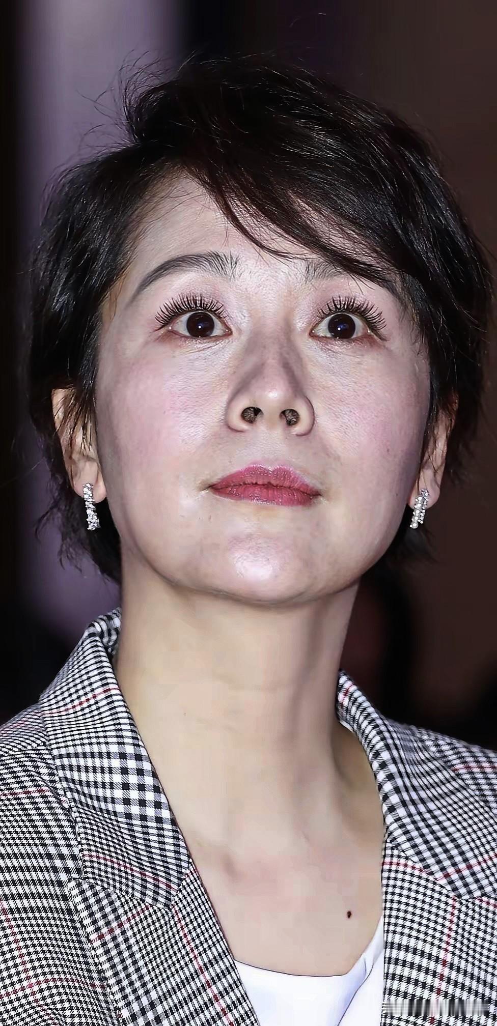 离开美颜滤镜的加持，看着真的一般。