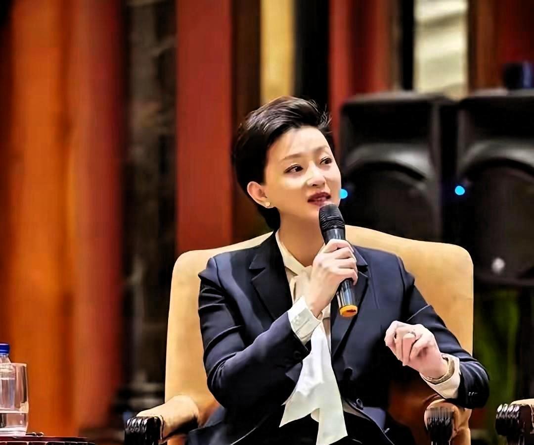 提起杨澜，大众大多熟知她如今的事业与家庭，很少有人谈及她的前夫张一兵。
 
张一
