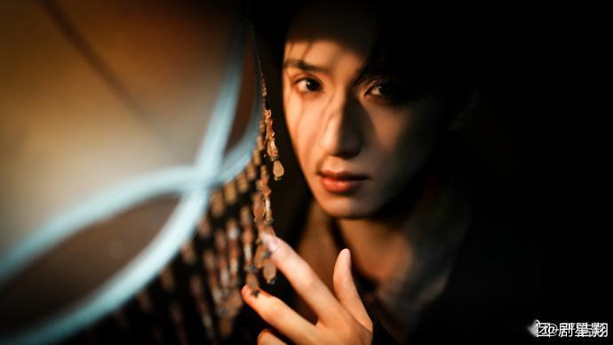 灯影下的严浩翔  灯影下的严浩翔真的是帅的也太过分了吧！这张脸完全就已经拿捏住我