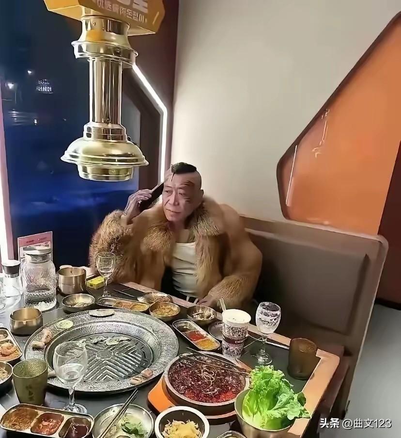 这造型穿戴，在东北也不是一般人了，估计没人敢惹！