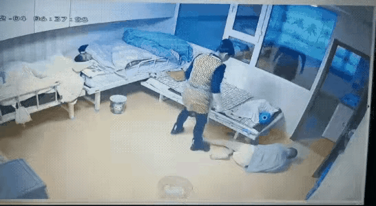 这种护工千刀万剐都不过分，护工本来就是一个良心职业！

人老了也太可怜了，这个女