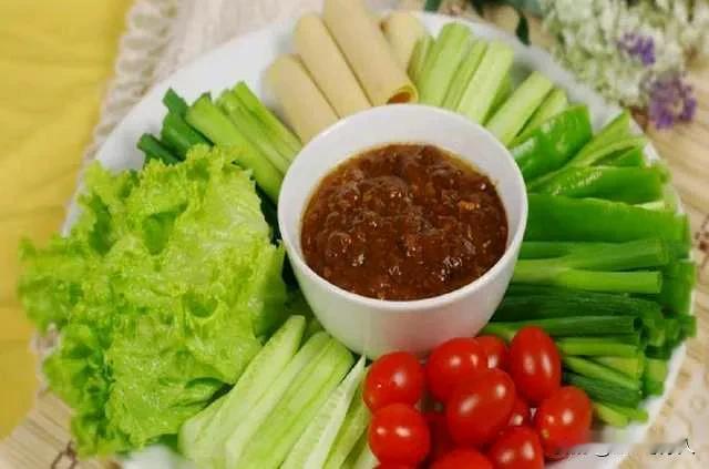 黄瓜沾大酱的大酱估计就是东北黄豆酱好吃。我一般都是吃营口大酱。用鸡蛋和营口大酱在