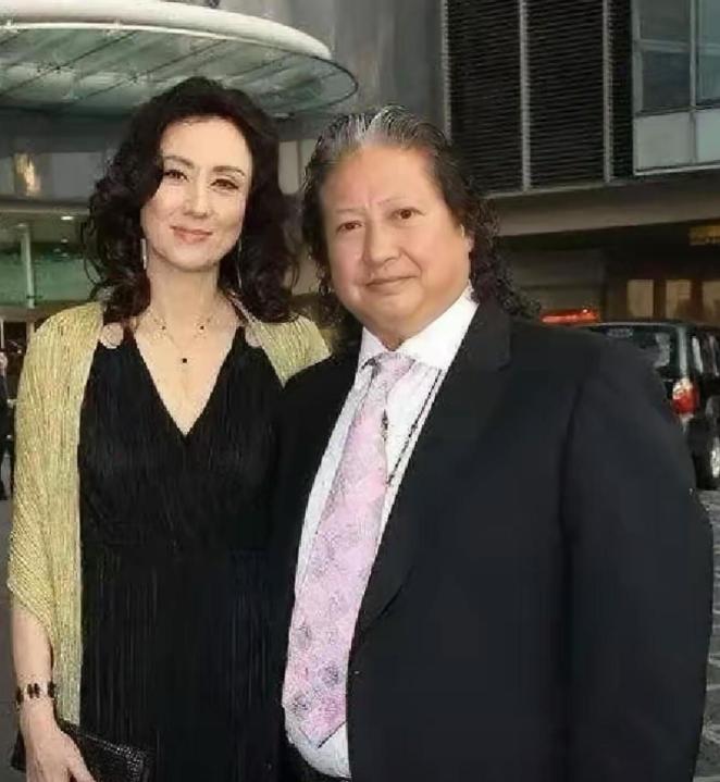 1977 年，韩国首尔一家酒店前台，洪金宝带着女助理办入住。前台瞄了一眼两人，甩