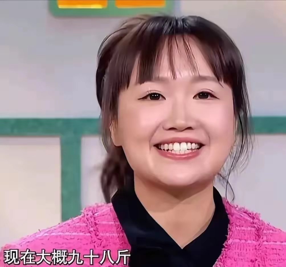 麦琳现在98斤98斤的麦琳，和女儿一起拍摄“38女生节”美照，家庭和事业的转变让