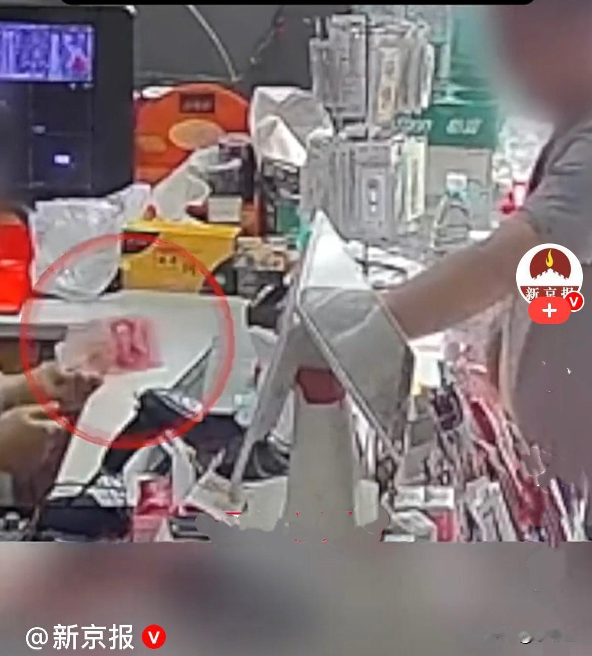 近日，湖北宜昌一家便利店，发生
了一起专门坑小店店主的找零骗局，全程套路满满，幸
