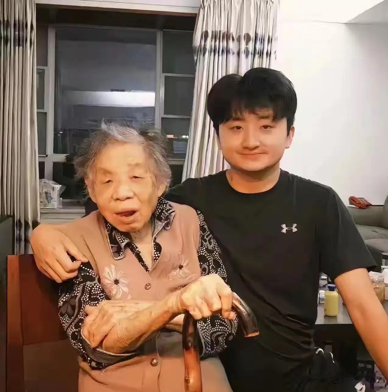 笑死了！一大学生放假在家无所事事，父亲干脆安排他去照顾97岁的奶奶，还按天发工资