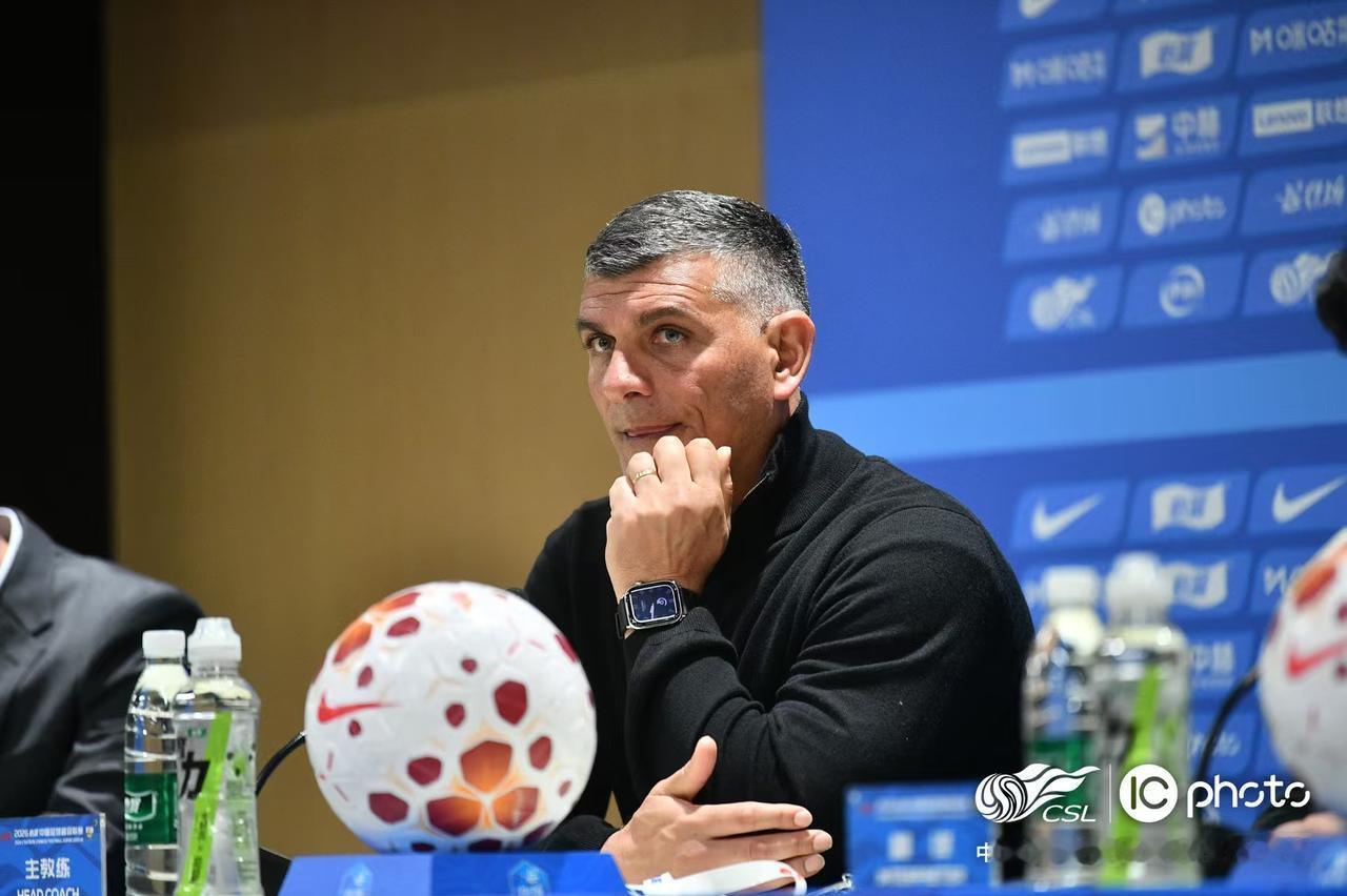 4月12日，成都蓉城主教练约翰·阿洛伊西出席赛后新闻发布会。

在介绍本场比赛情