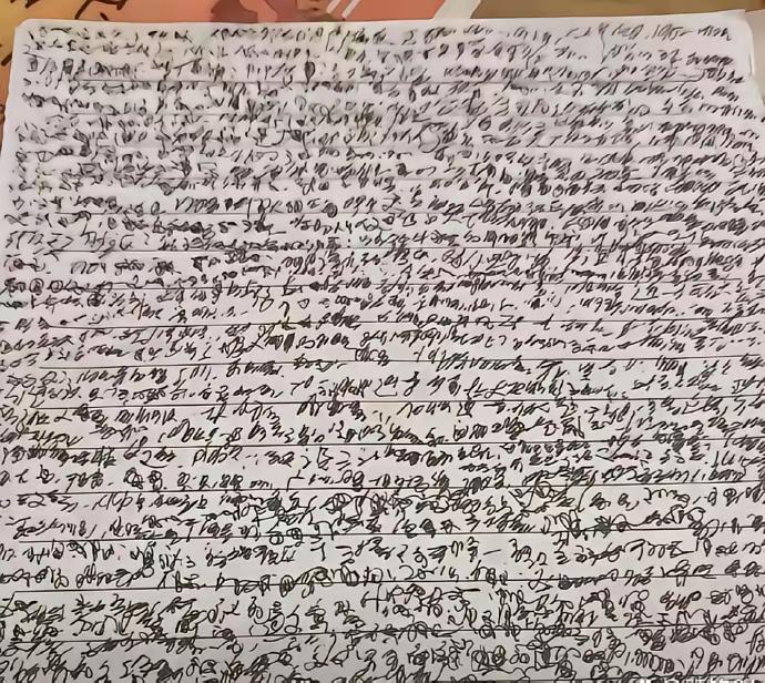 网友担心儿子字迹密密麻麻、难辨认，其实不必急着焦虑，换个角度看或许藏着潜力。
