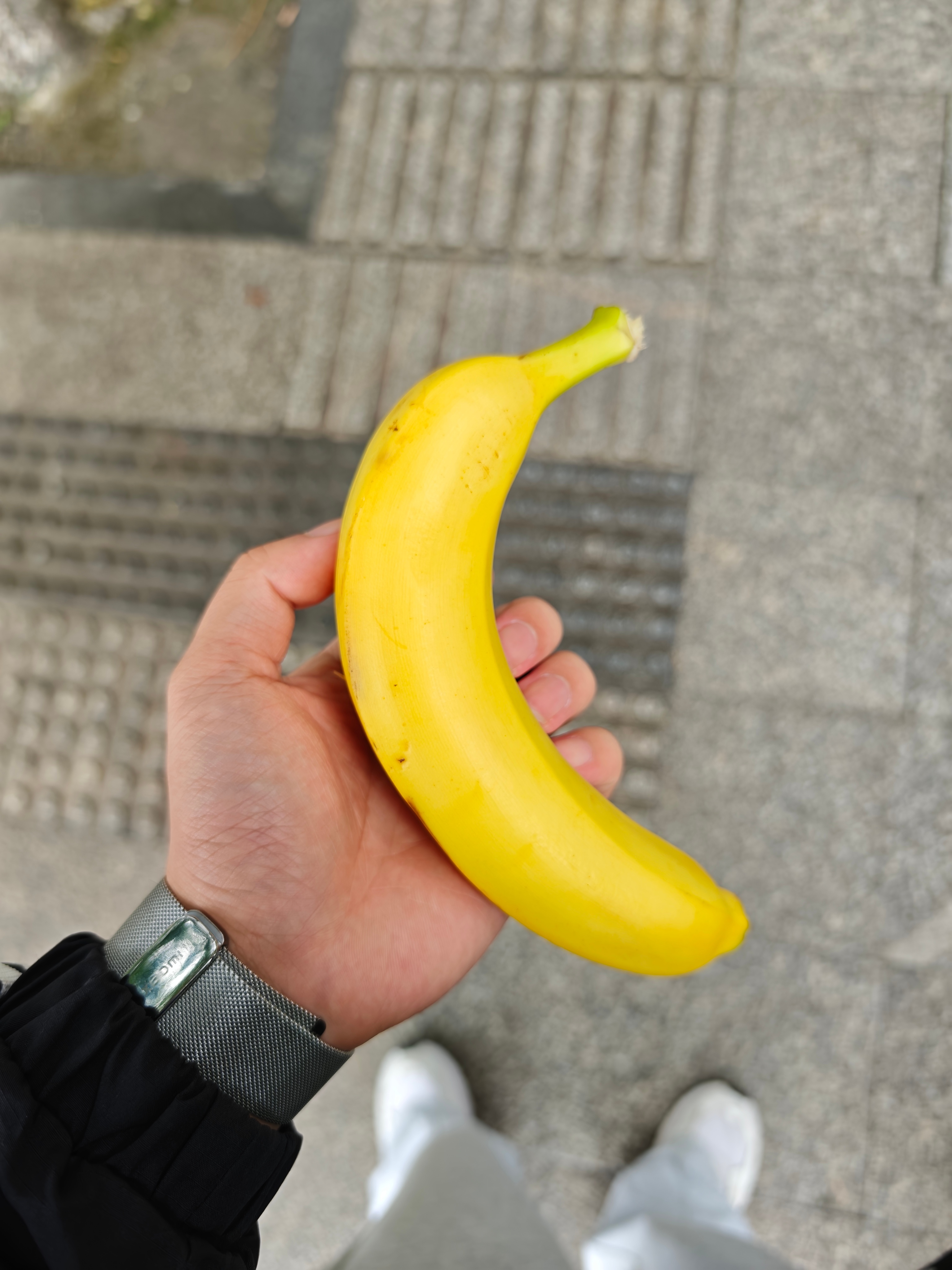 突然发现自己走在路上然后莫名其妙掏出一根香蕉就开始吃这件事情好诡异 