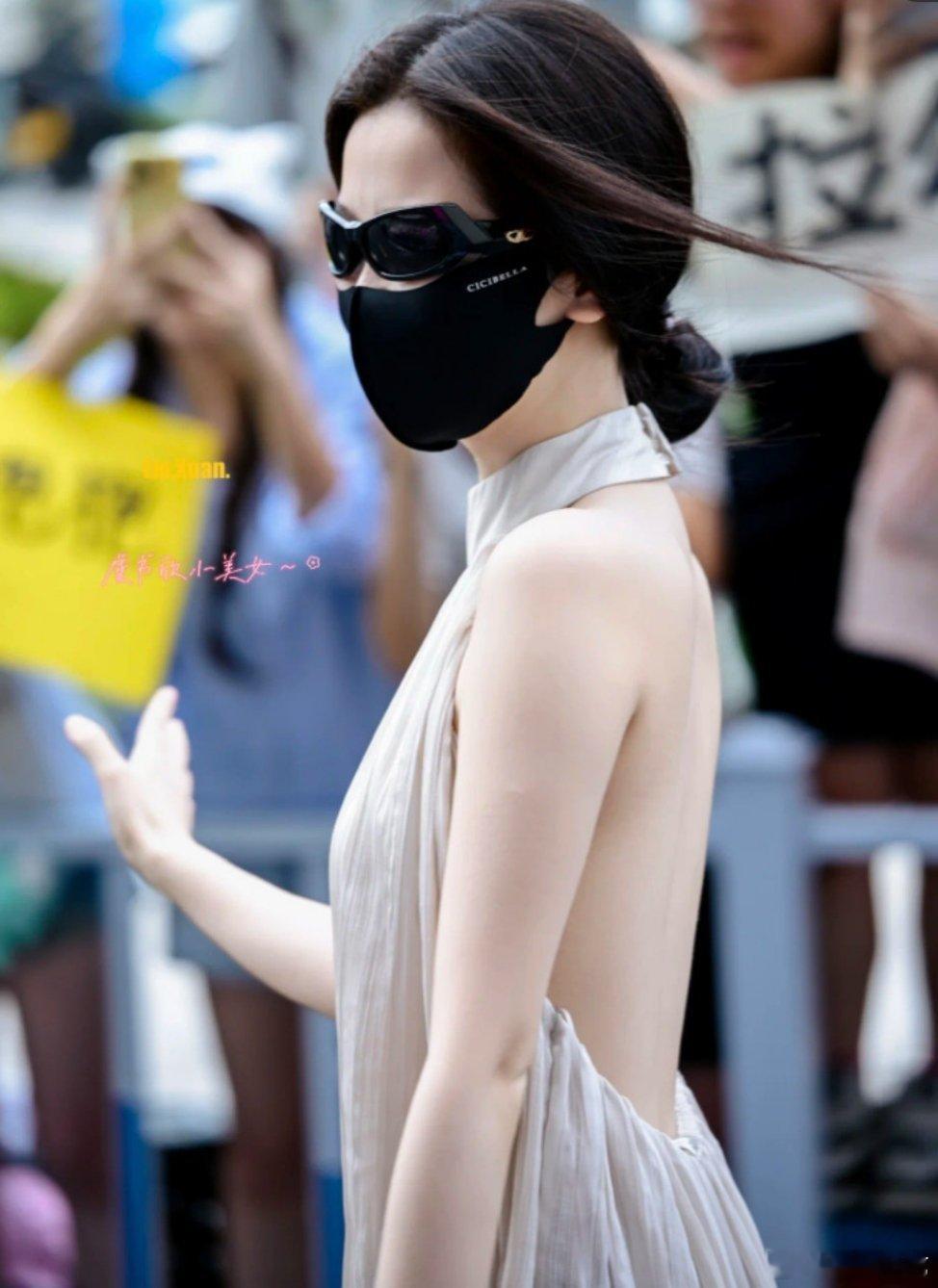 虞书欣大露背虞书欣也太美了吧，美女做我老婆好不好啊，我不介意的虞书欣大露背