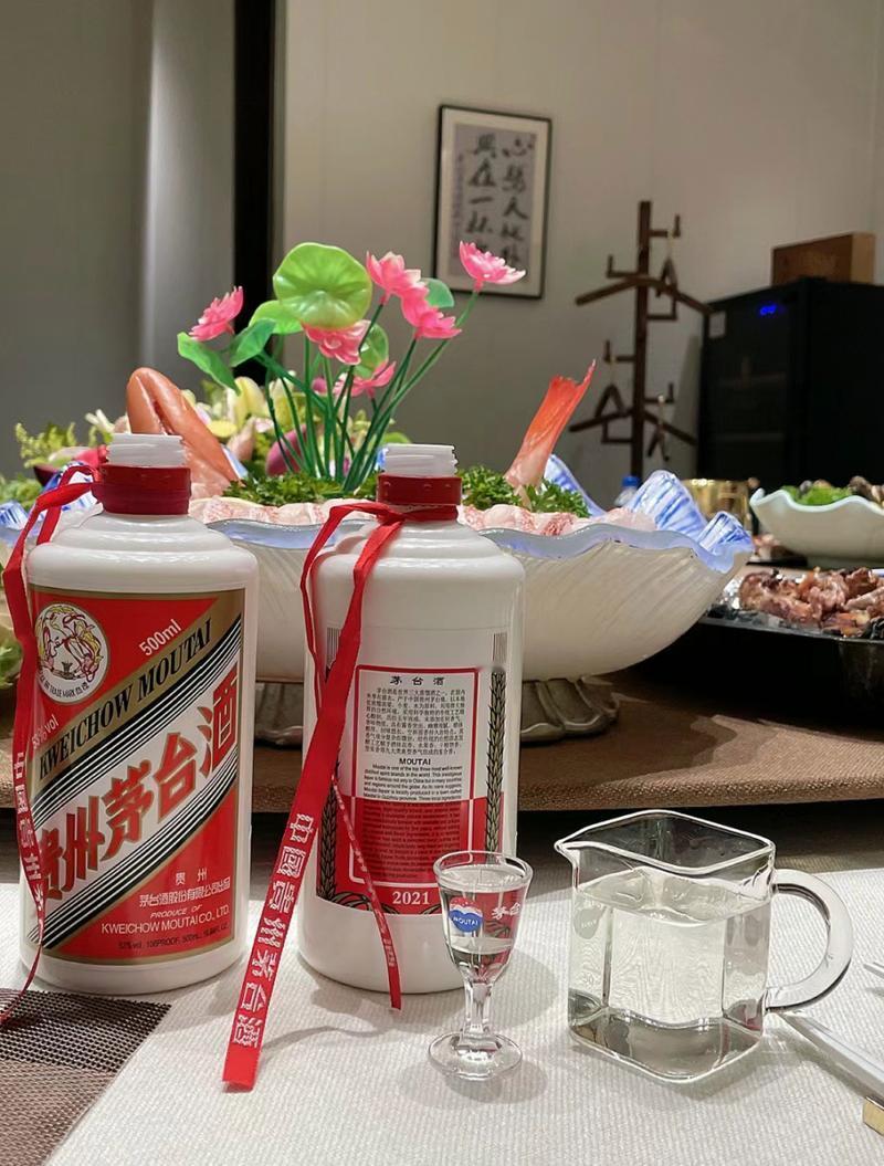 20年前珍藏了两瓶酱香酒，现在想喝，但是不敢喝∽
放了二十年的酒能不能喝？这得区