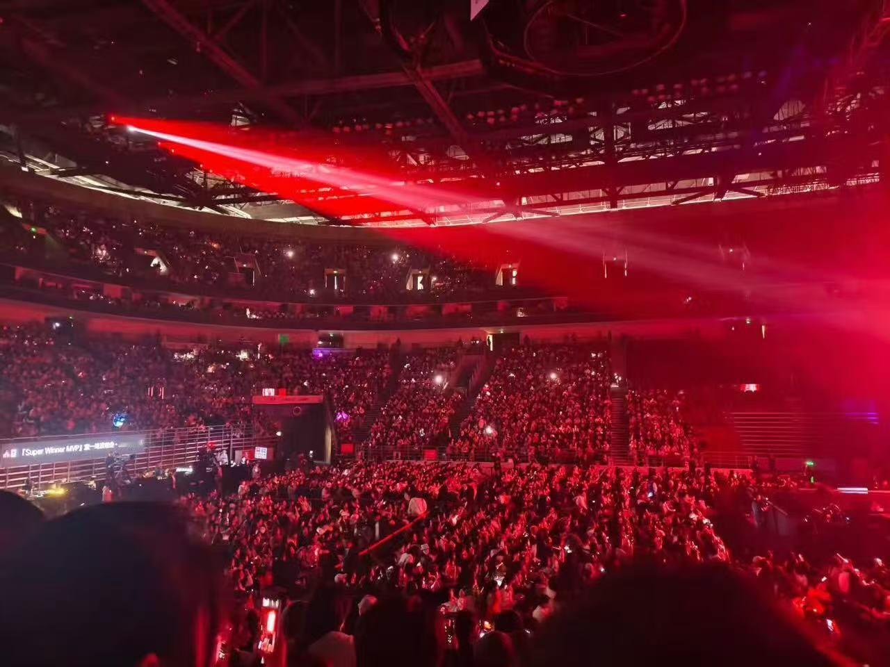 袁一琦北京演唱会爆满 ​​​这人气简直没谁了，袁一琦北京演唱会现场座无虚席，实火