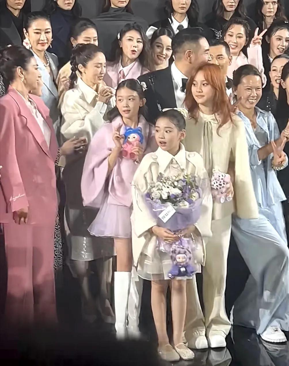 贾跃亭女儿可儿长得比小酒窝好看。

贾跃亭女儿可儿今年10岁，小酒窝9岁，两人相
