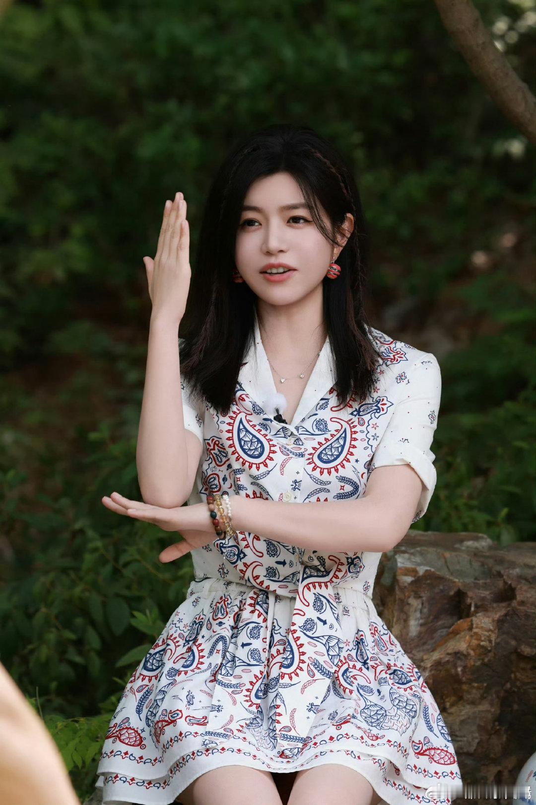 陈妍希一晚上亮相两档芒果综艺歌手2026 难得的同晚名场面！观众席捕捉到陈妍希观