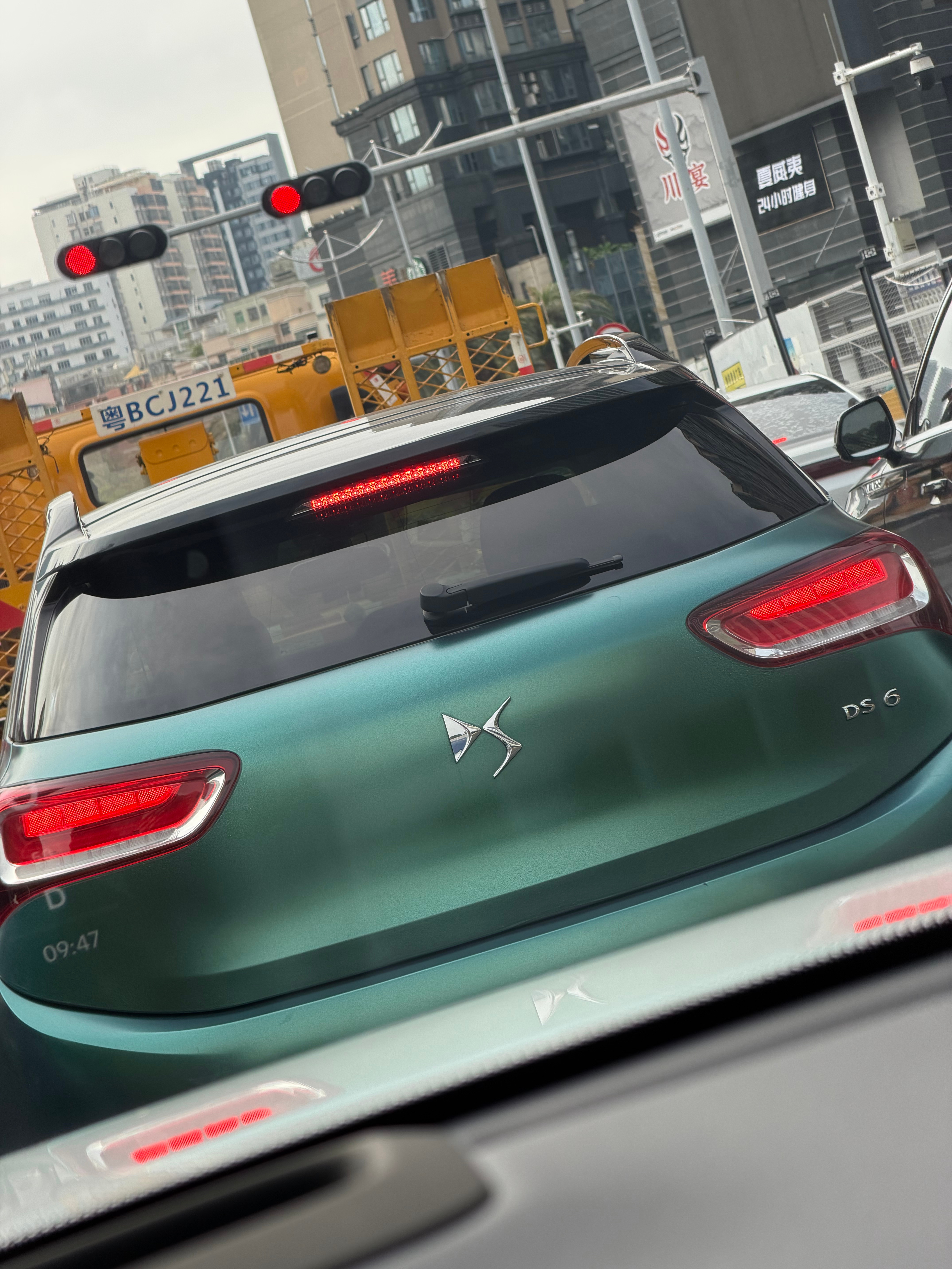 我第一台油车，现在看起来屁股依然很帅，法国人搞逻辑虽然拧巴，但外观是真好看。 