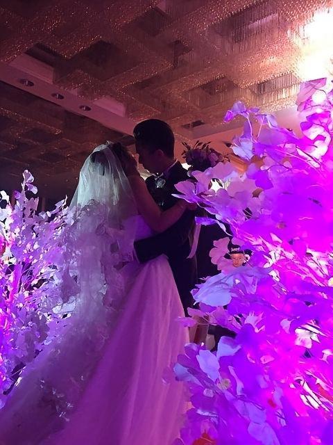 近日，“最帅升旗手”张自轩的婚礼引发网络热议。有人赞其军旅风情，有人骂“借光赚钱