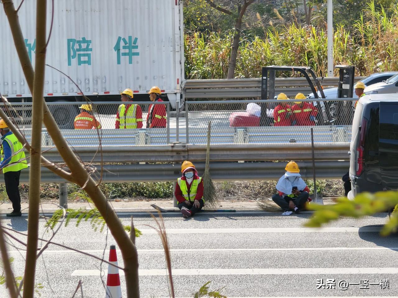 这个文字和这个场景，这个画面非常贴合。城市随手拍拍