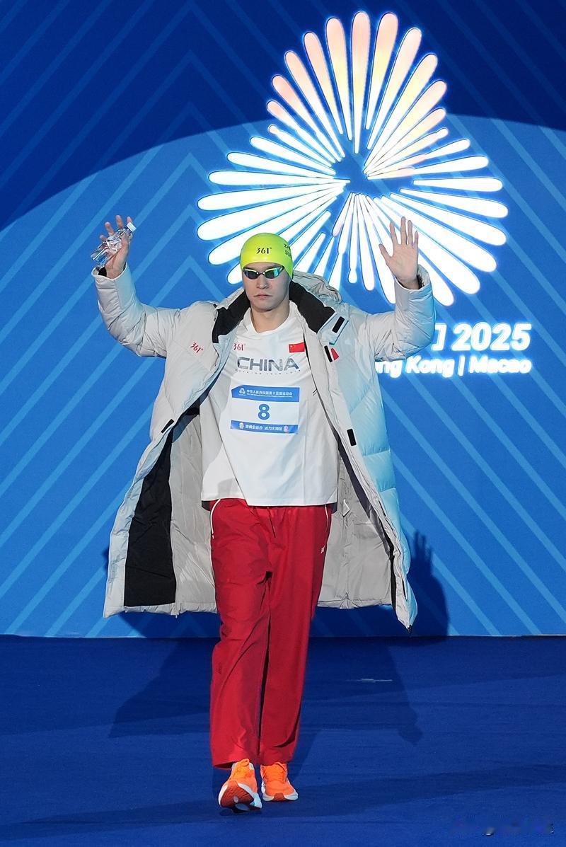 全运会游泳赛场再传捷报！18岁小将张展硕在本届全运会上收获了个人第五枚金牌，成为