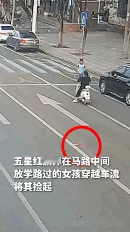 “终于火到人民日报了”湖北阳新，一位八九岁的小女孩走向马路中间，周围车来车往十分