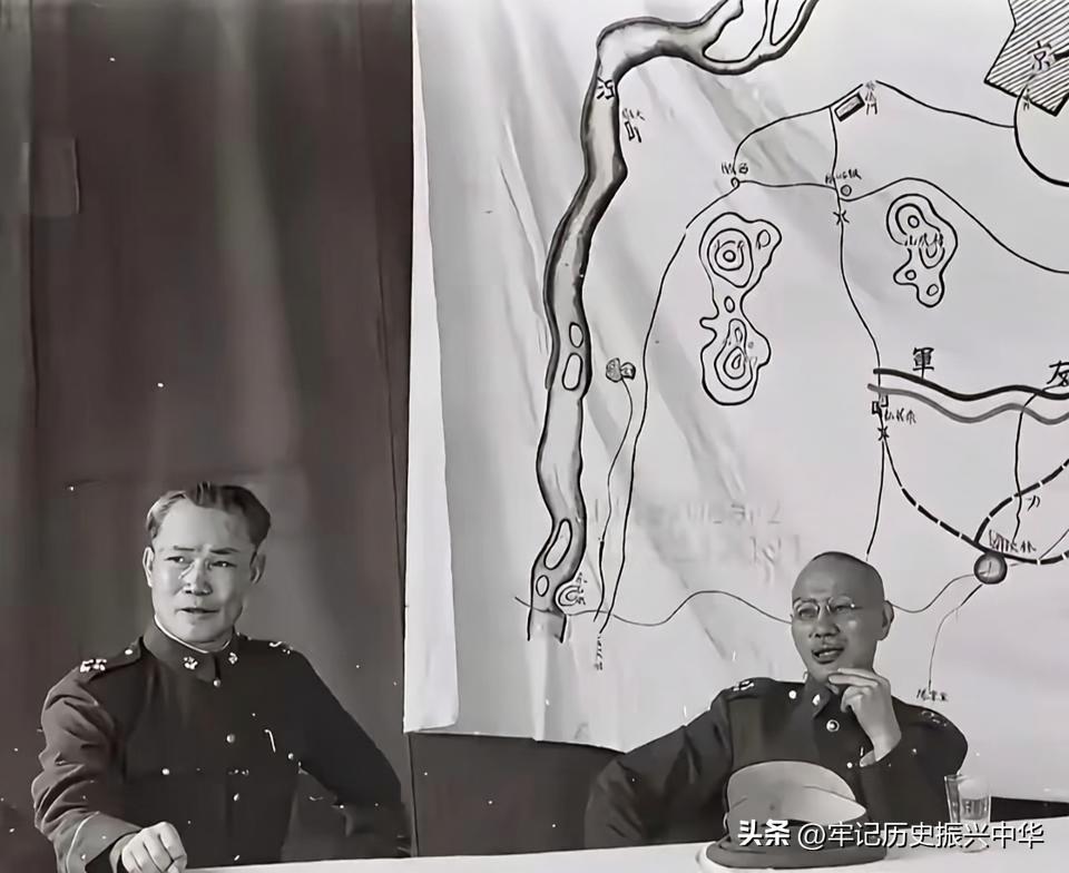 难得抓拍！不是摆拍，蒋介石、陈诚开会的松弛瞬间
 
这两张老照片很少见，是194