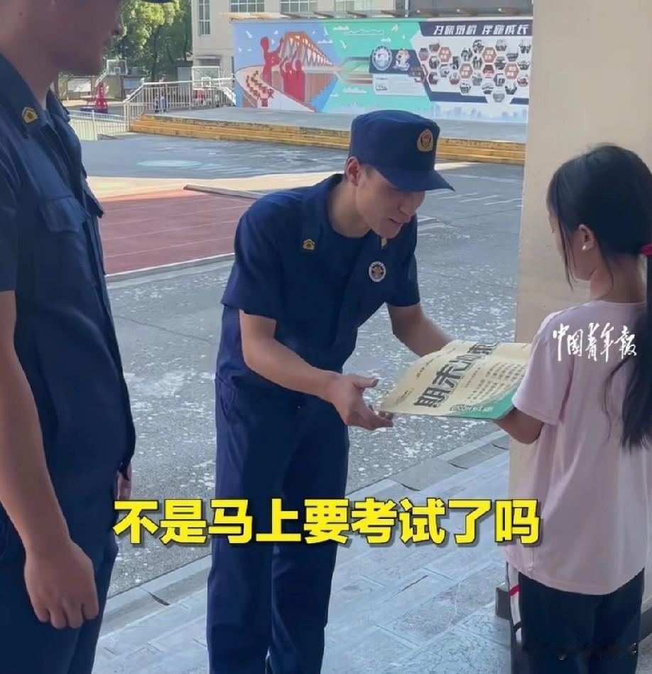 湖北宜昌，一户人家家里着火，小女孩的试卷被烧了个精光，消防员灭火后，居然特意给她