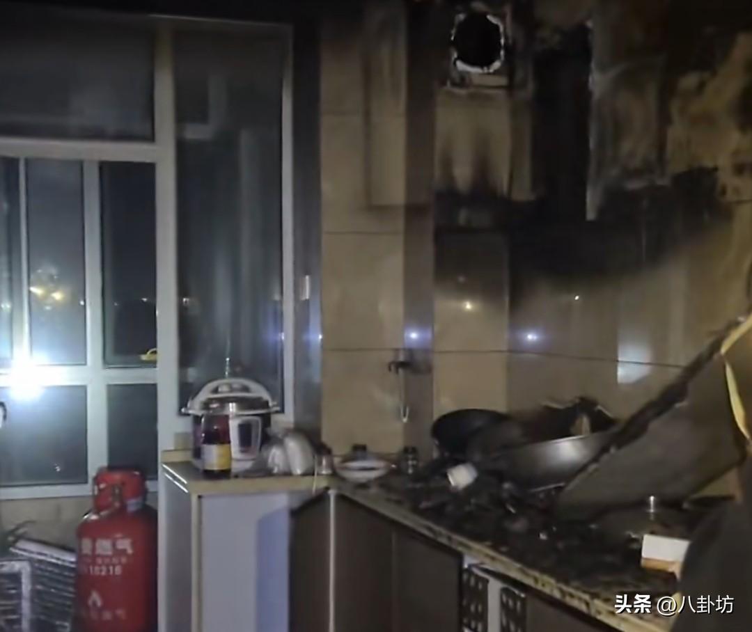 黑龙江一女子去接孩子放学，却忘记厨房还开着火，等接完孩子回家后，厨房已经被烧得面