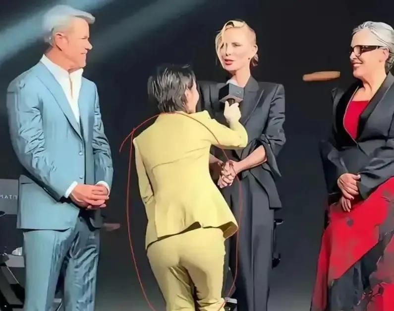 一个递话筒的画面，彻底看怒了无数国人。
 
《奥德赛》北京首映礼上，主持人面对几