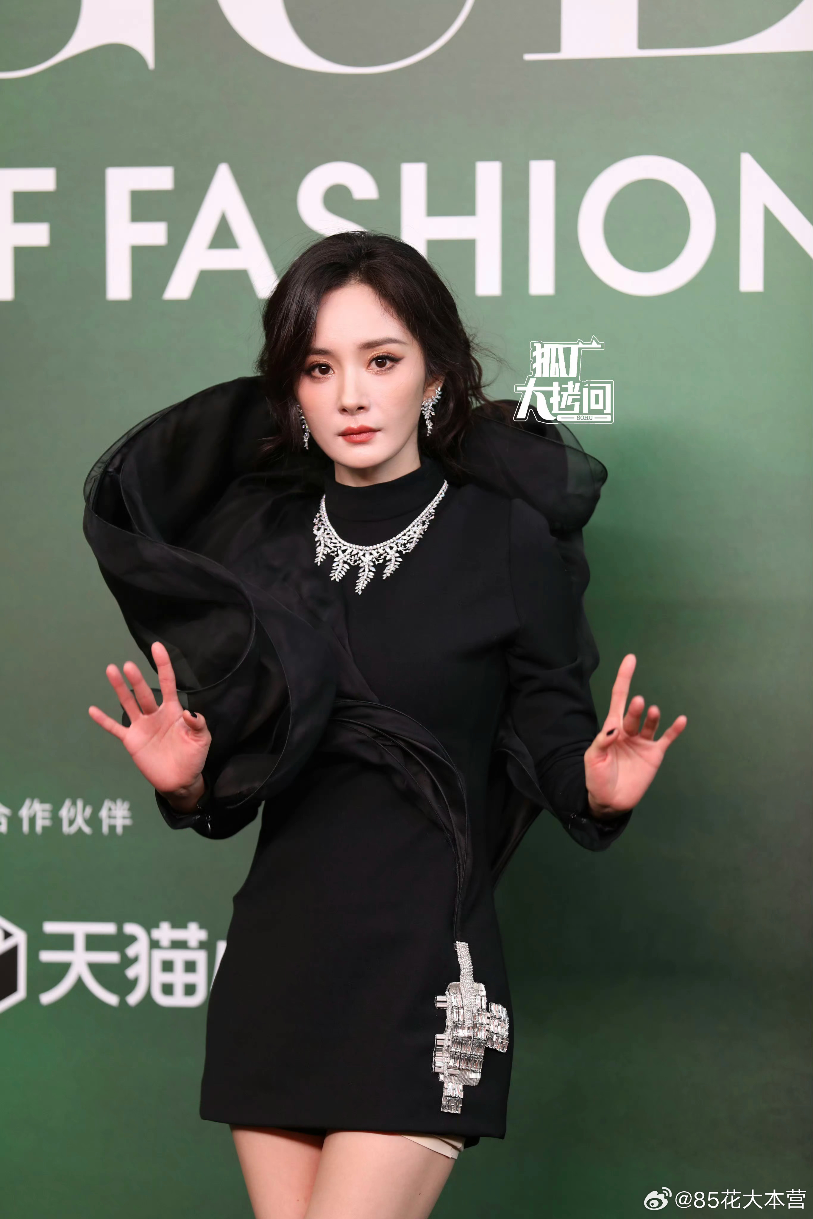 VOGUE盛典开场明星，杨幂女士的媒体生图～开场状态很好，裙子也很有气场！别管，