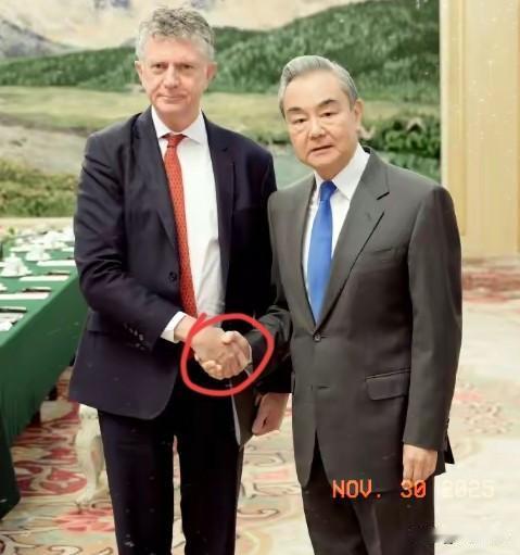 中国和英国谈妥了！
 
11月28日，中共中央政治局委员、中央外办主任王毅在北京