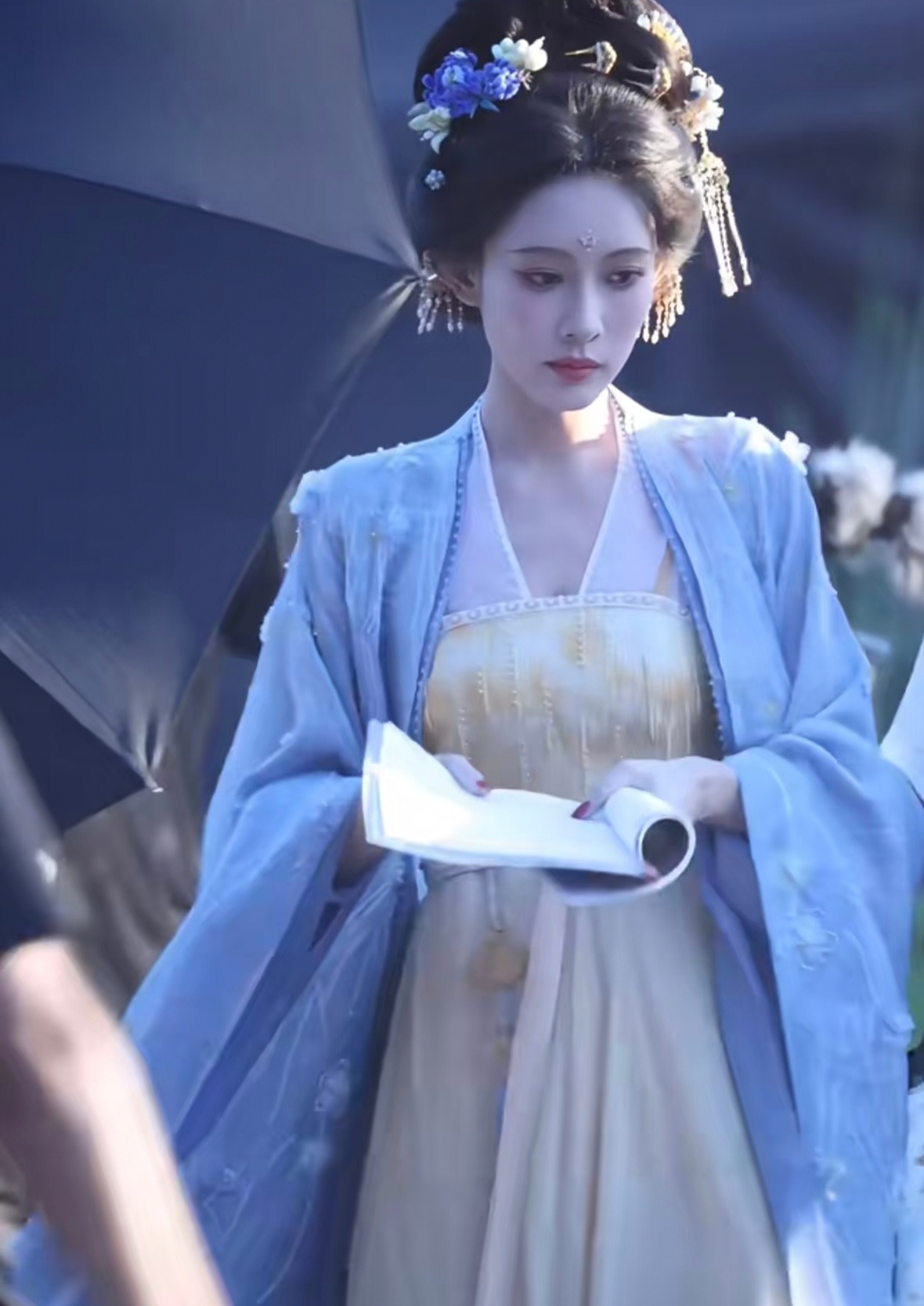 发型比昨天好，更纳闷这剧衣服为什么和发型是割裂的，衣服不唐，黄薇做落地古偶是不咋