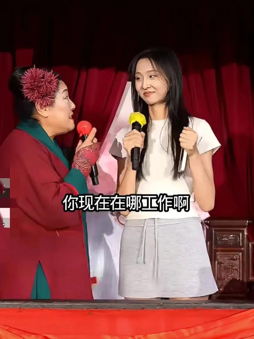漯河这位身高1.8米的姑娘，
笑起来像景甜一样甜美。
她在万达某家游泳馆做会员卡
