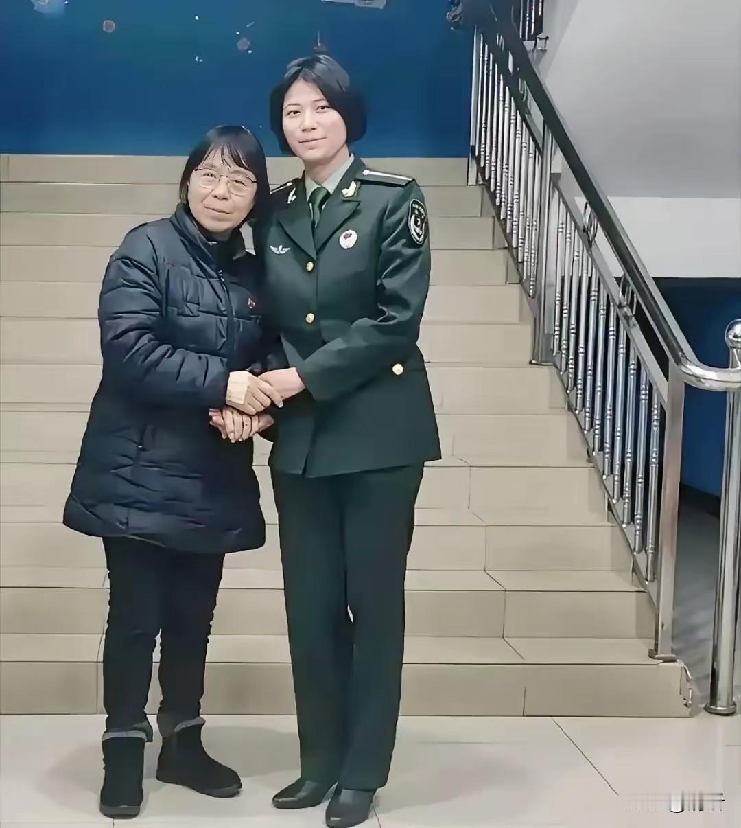 2025年，张桂梅校长的学生丁王英回到华坪女子高级中学探望恩师，师生二人双手紧紧
