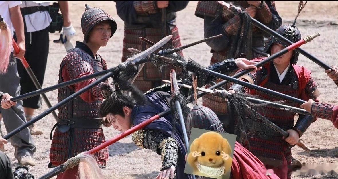 王鹤棣打戏从《将门独后》路透就能看出，王鹤棣拍战争打戏真的很拼大热天整套厚重盔甲